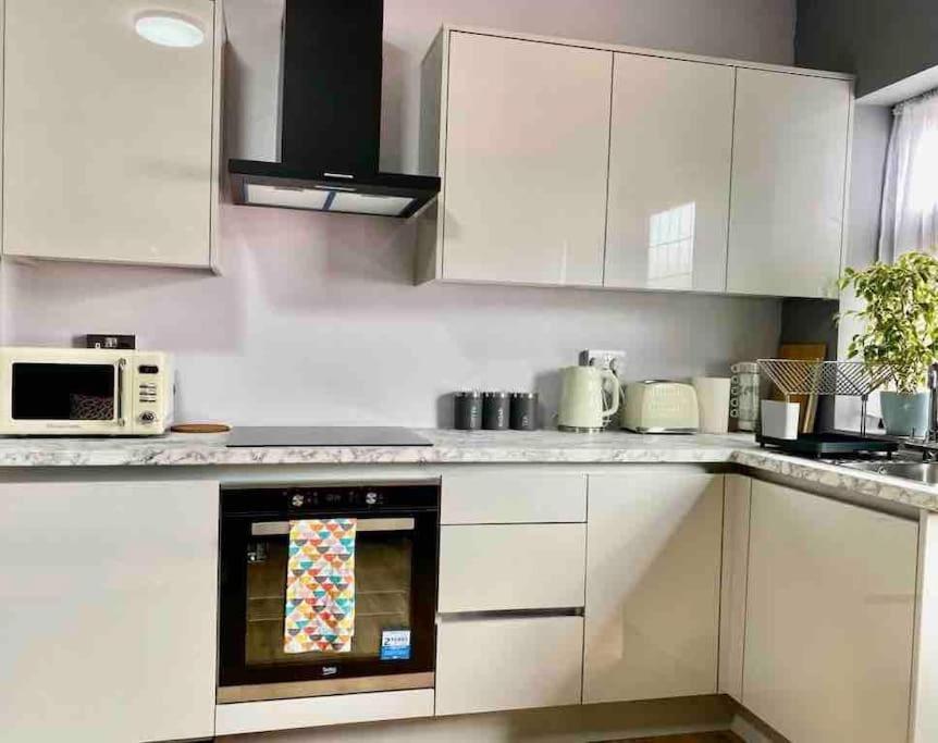Lovely 1 Bed Studio Apartment With Free Parking 옥스퍼드 외부 사진